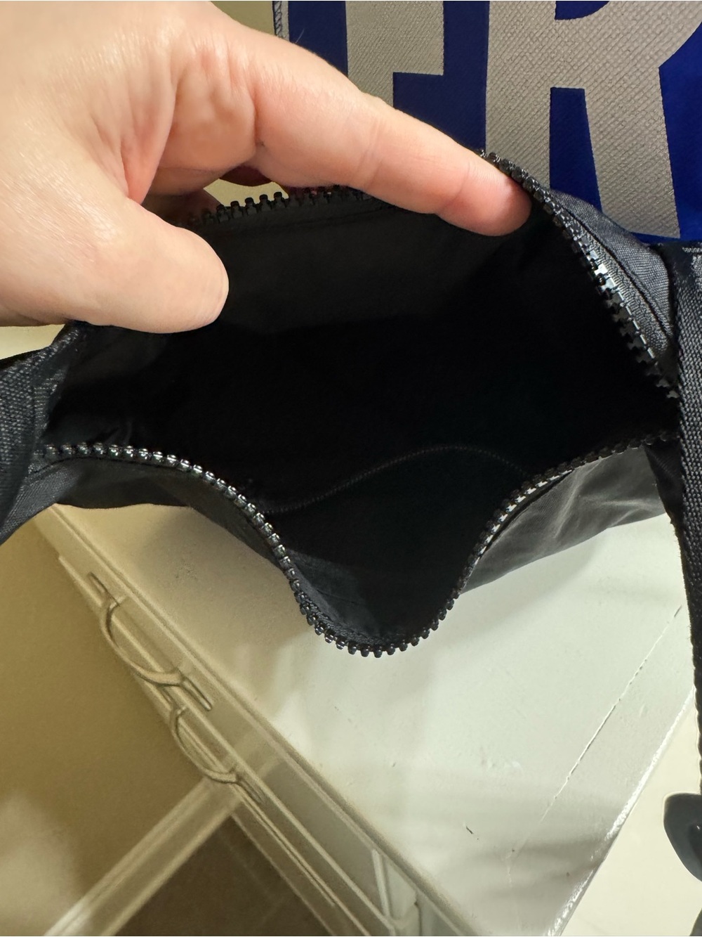 BRAND NEW Baguu Small Crescent Crossbody Bag - Picture 3 of 8